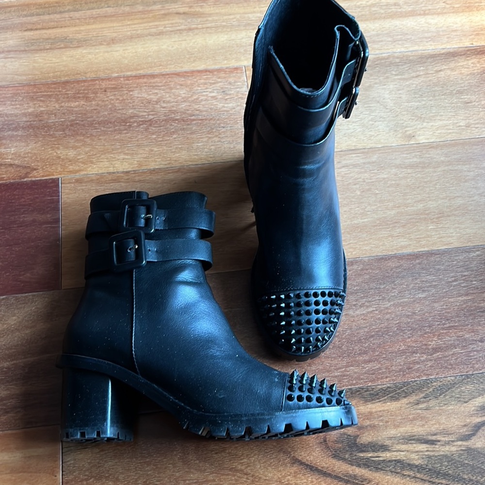 Black,leather boots,excellent condition,like new.Size 36. Has zipper. - Picture 2 of 6